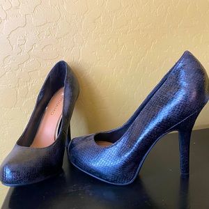 Size 6 Andiamo black snakeskin pumps
